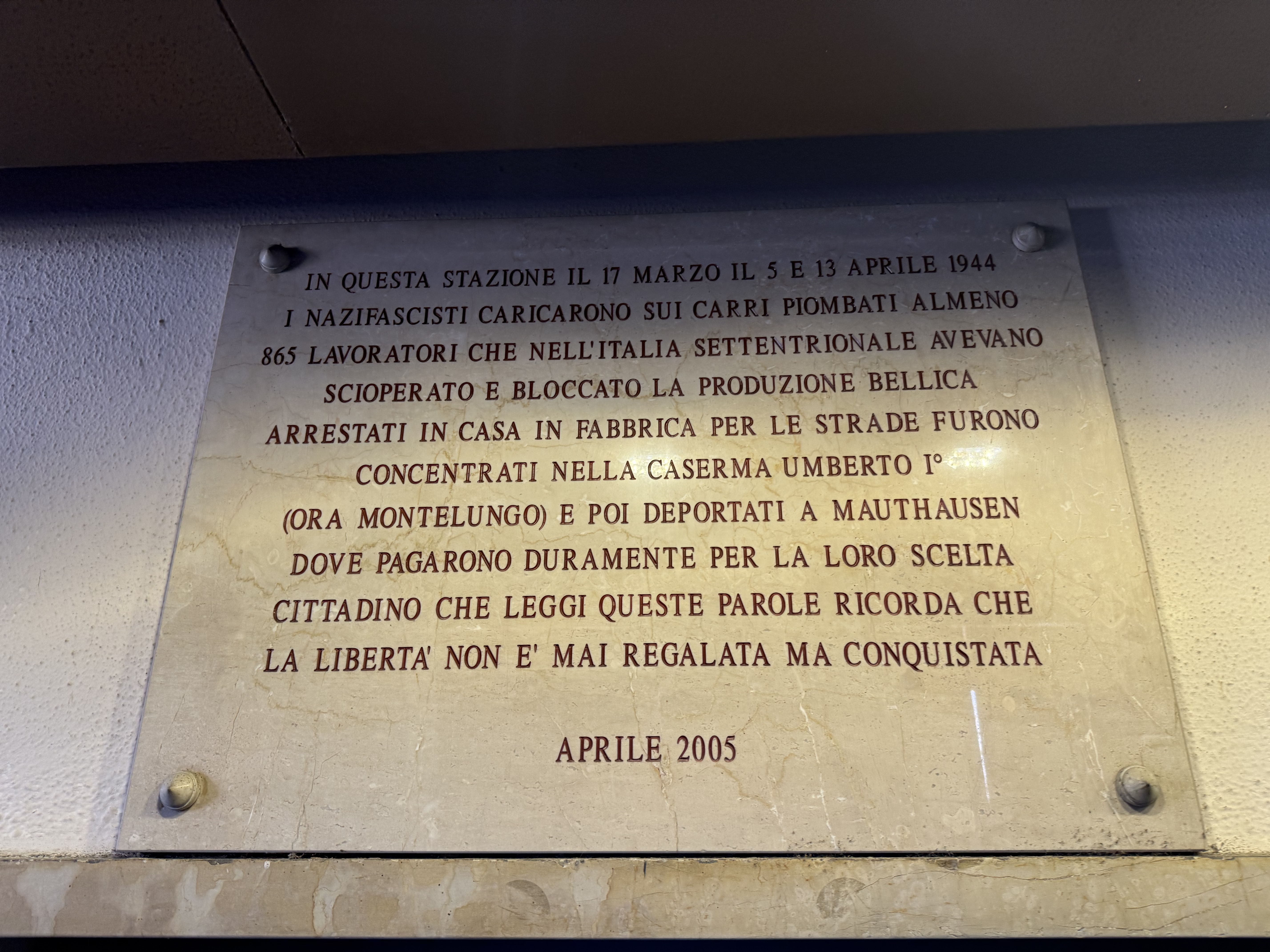 Lapide commemorativa presso i binari della stazione di Bergamo