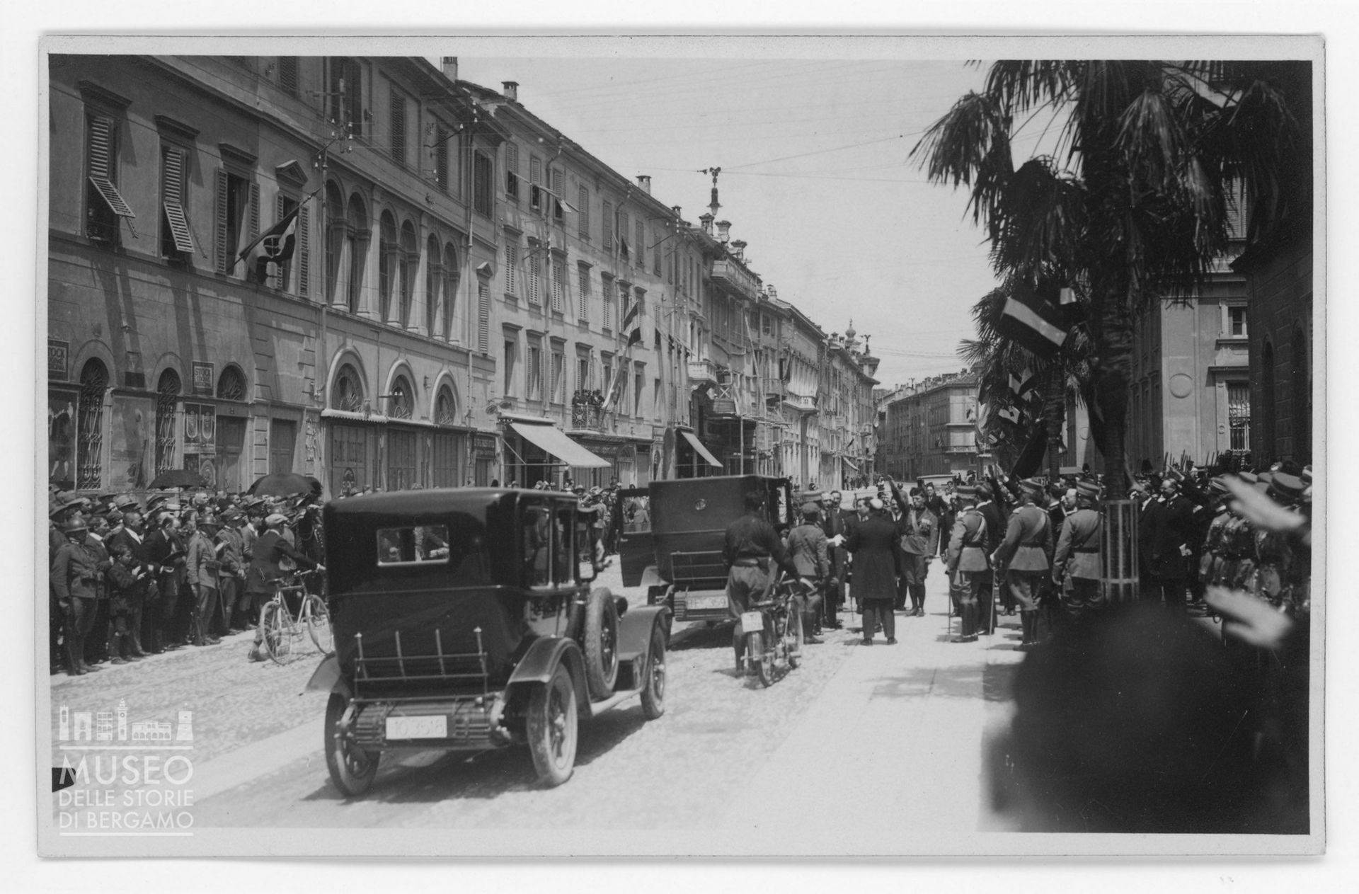 Autorità in arrivo in via Tasso, 1925.